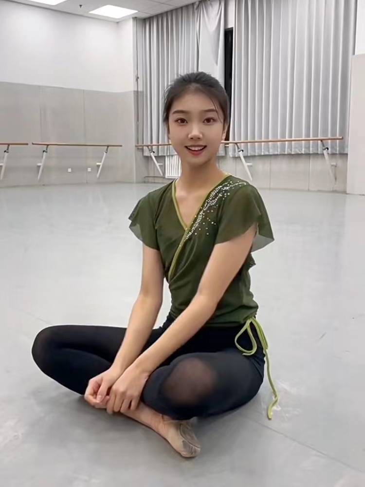 Classical dance gauze showing the elegant shape of Chinese dance exercise, adult net gauze short -sleeved dance top female model