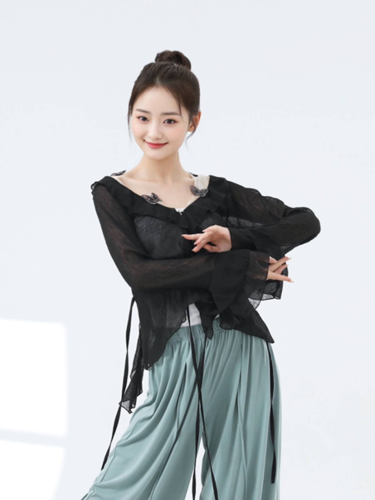 Classical dance horn long -sleeved dance practice service female adult elegant yarn modern dance top dance female shapes national dance service