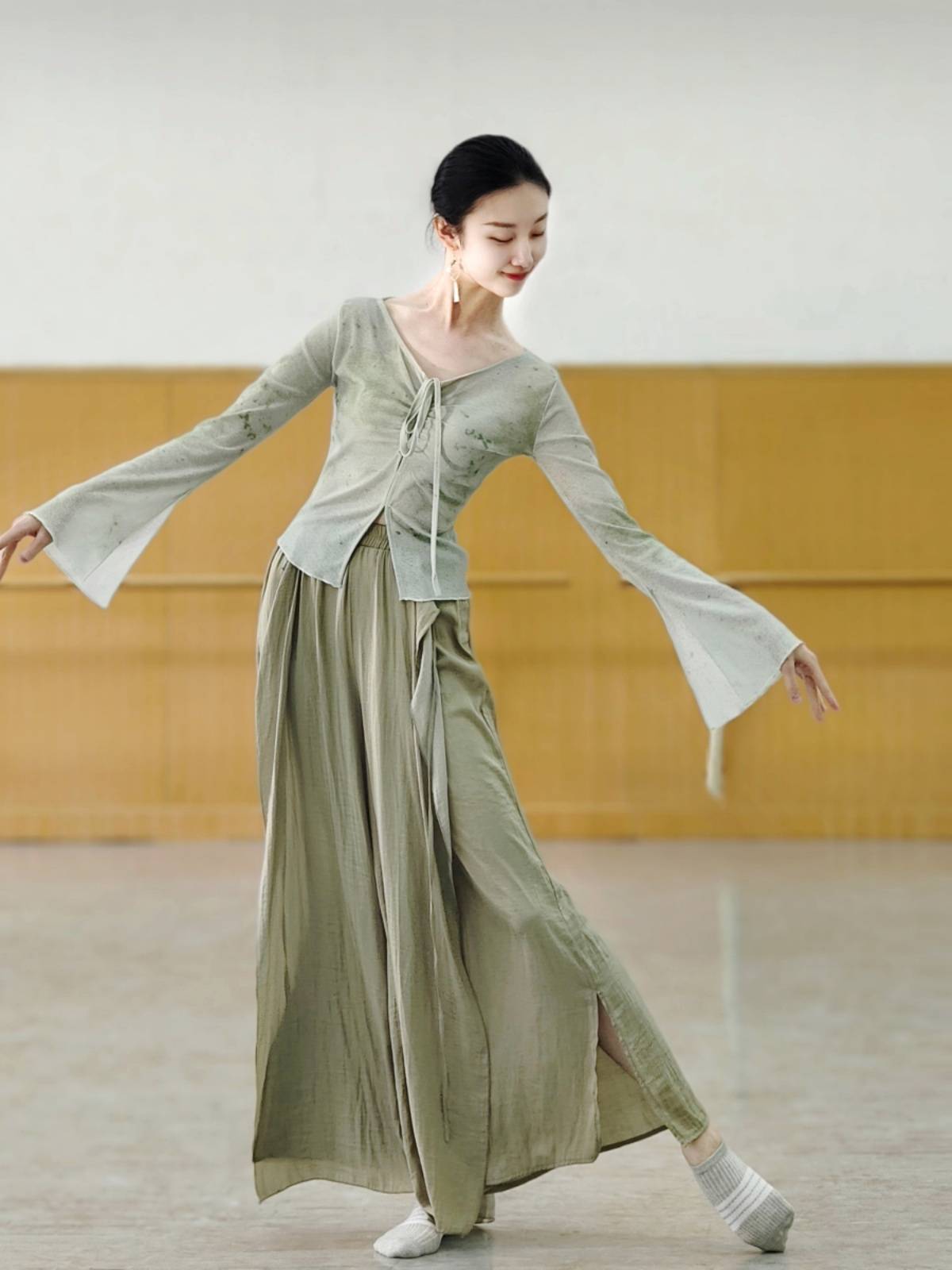 Classical dance printing long sleeve top Chinese dance service modern dance exercise skills suit suit performance performance