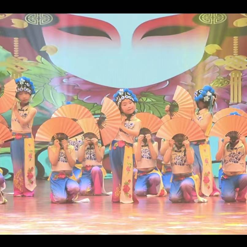 Children Liuyi Performing Fan Mo Dance Dance Dance Dance Performing Performance Service Classical Dance Pear Plus Polying Dance