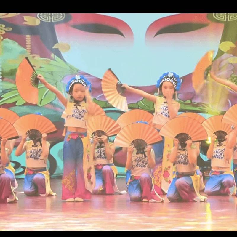 Children Liuyi Performing Fan Mo Dance Dance Dance Dance Performing Performance Service Classical Dance Pear Plus Polying Dance