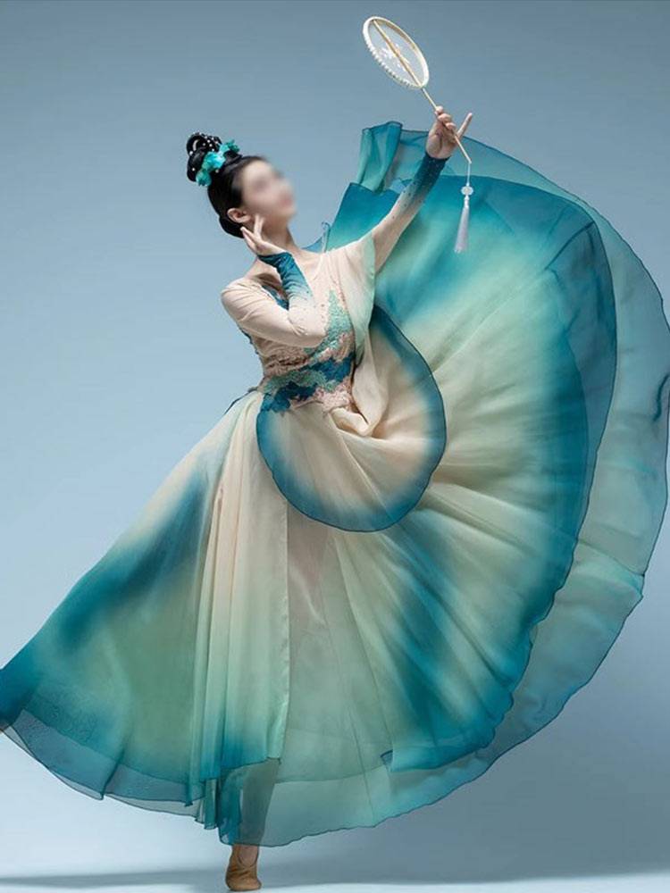 A new classic dance costume for a dazzling co-dance dress