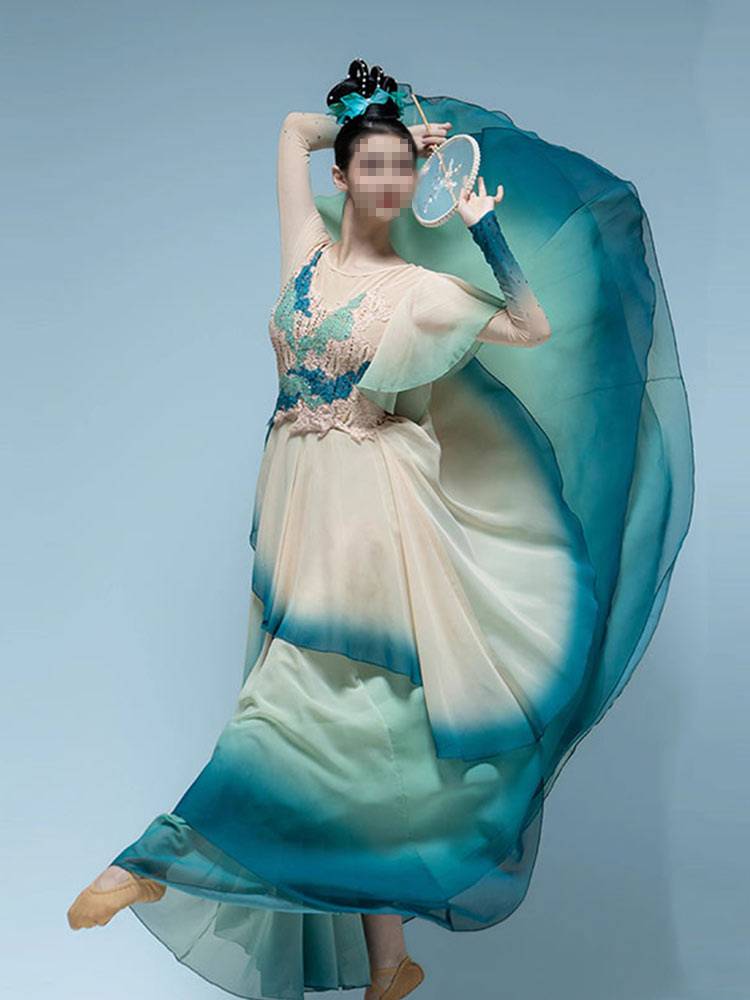 A new classic dance costume for a dazzling co-dance dress
