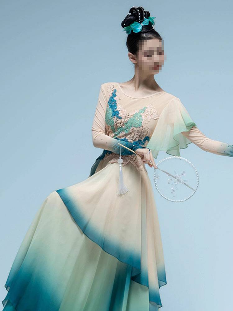 A new classic dance costume for a dazzling co-dance dress