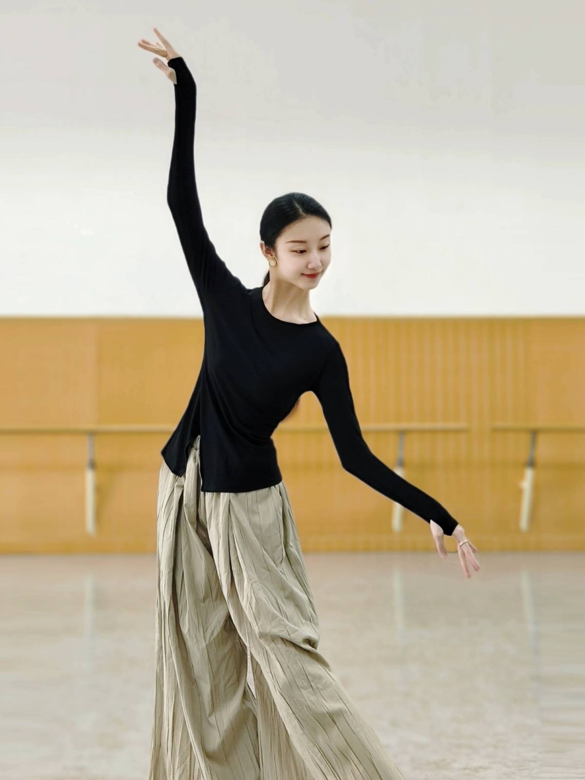 Spring and summer Modern Dance Dance Dance Uniform Top Classical Dance Professional Together Training Severe Long -sleeved Clothing Female Art Test