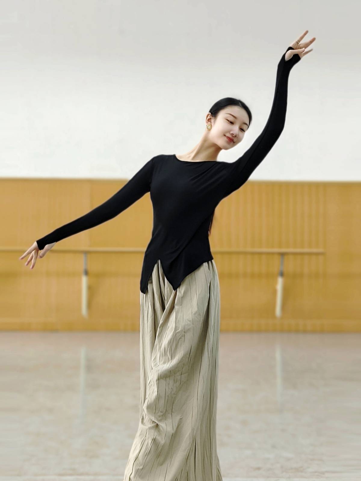 Spring and summer Modern Dance Dance Dance Uniform Top Classical Dance Professional Together Training Severe Long -sleeved Clothing Female Art Test