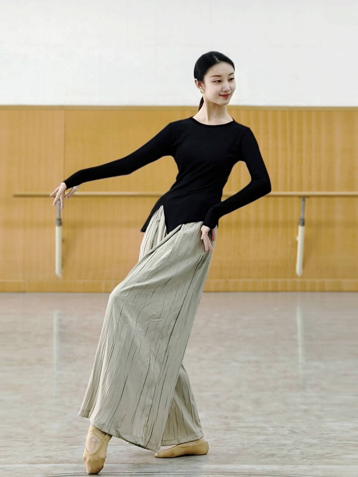 Spring and summer Modern Dance Dance Dance Uniform Top Classical Dance Professional Together Training Severe Long -sleeved Clothing Female Art Test