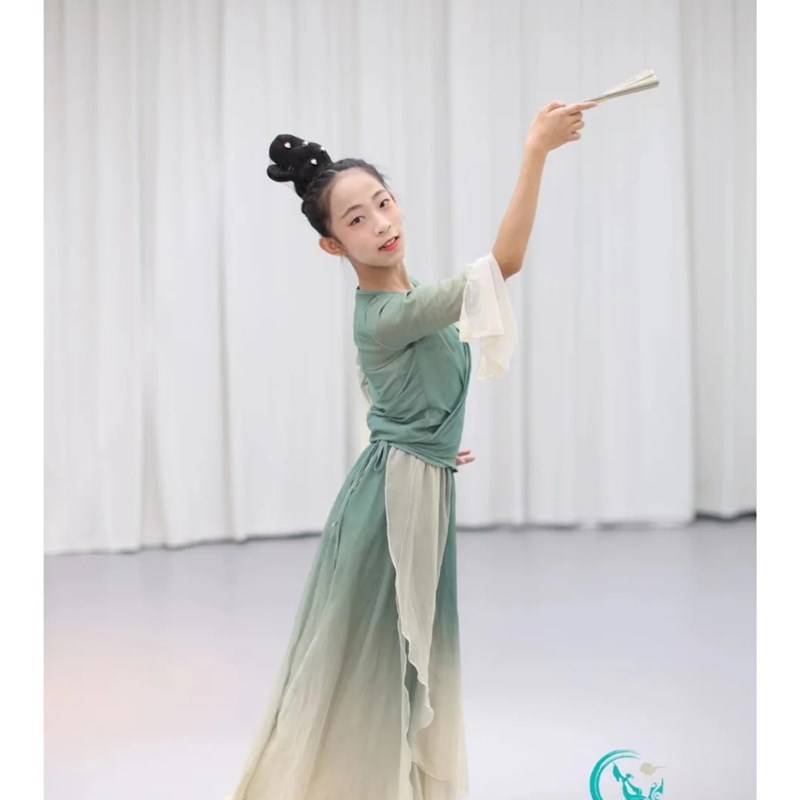 Green Skirt Dance Classical Dance Classical Dance Spring March Performance Series into the Painting Jiangnan Performance Services