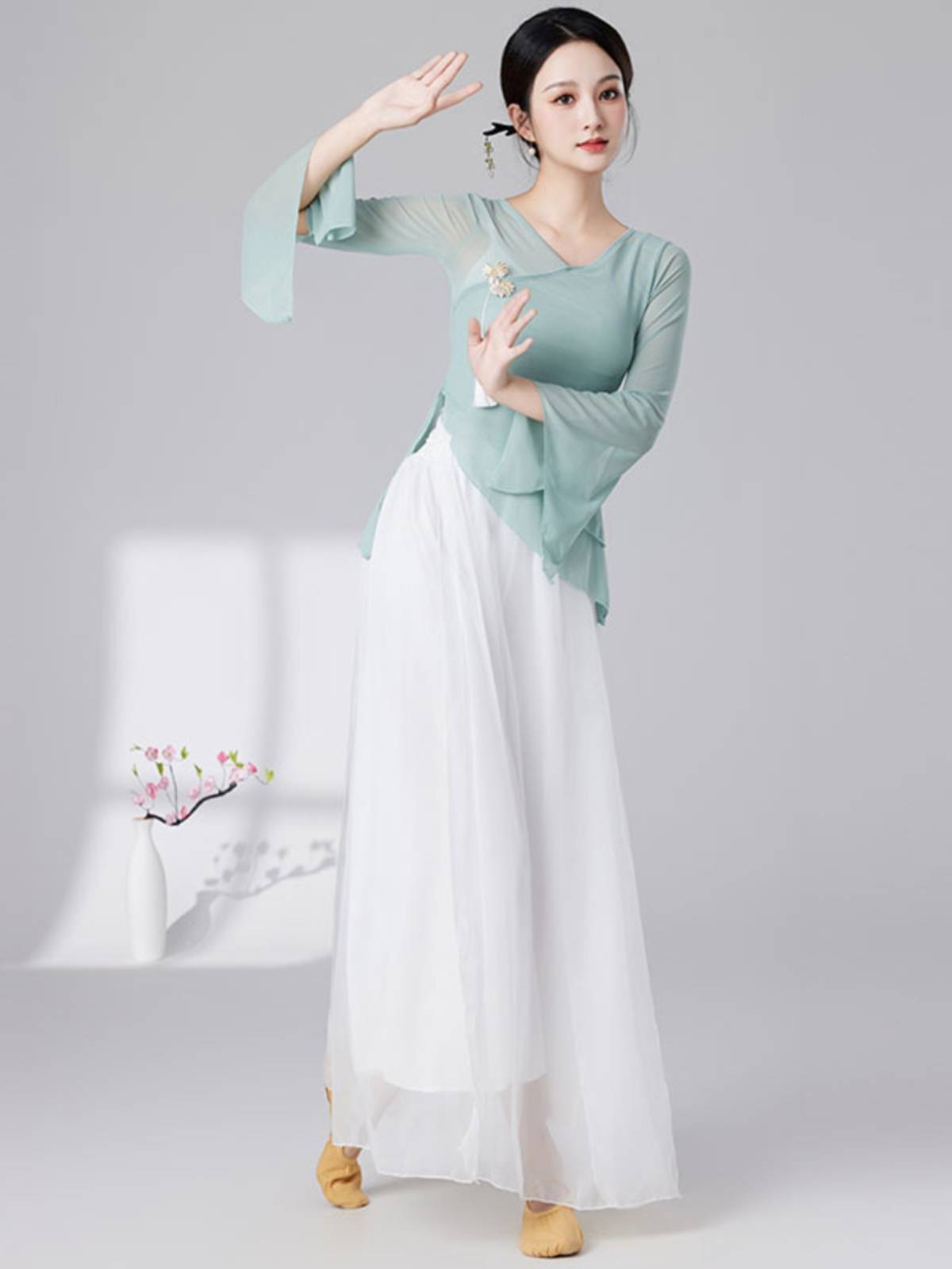 Classical dance body rhyme, elegant gauze Chinese style fairy training, dance dance girl new performance service girl
