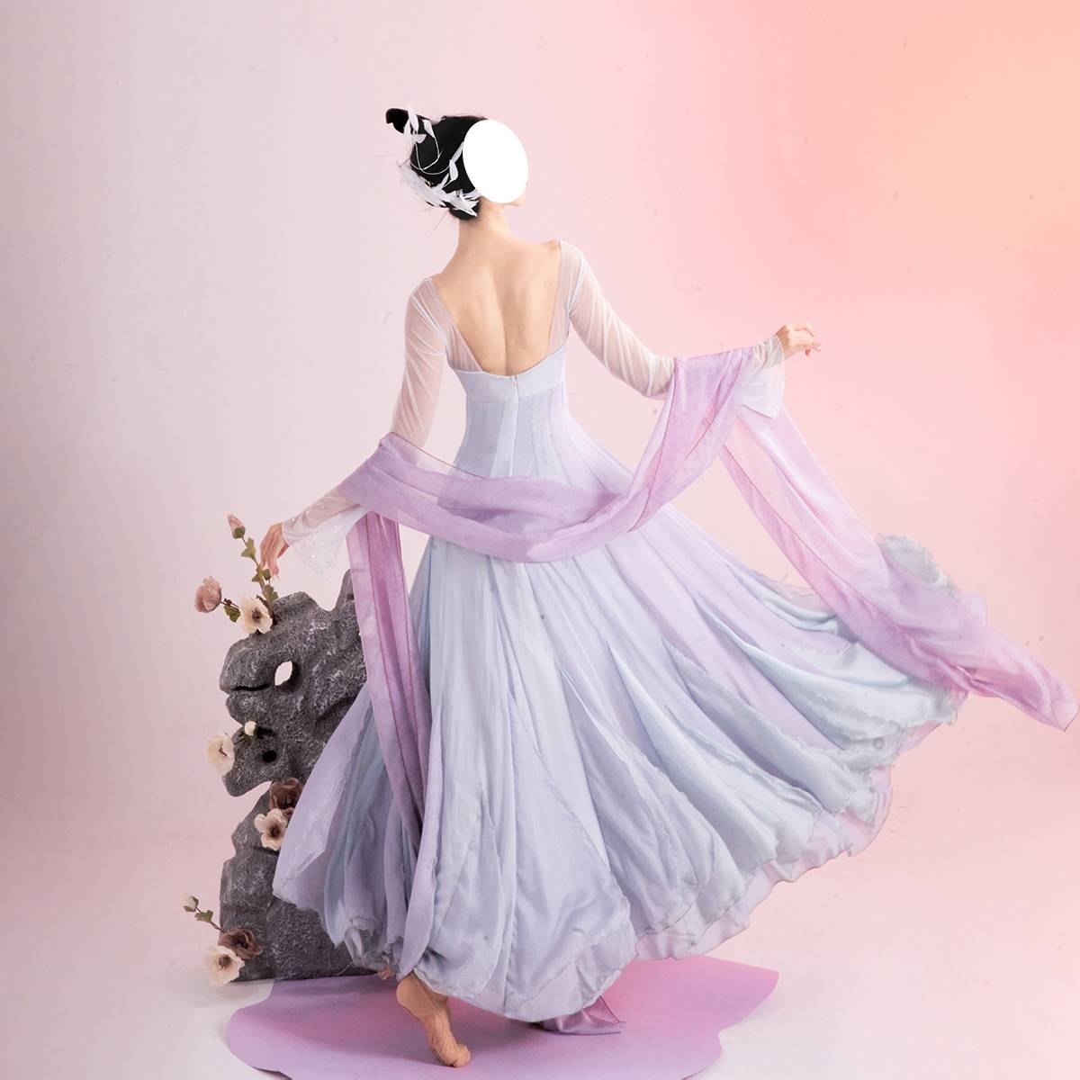 Different color petal streams, unhappy art, a big left classical dance Hanfu, thin temperament, slim blue purple dress