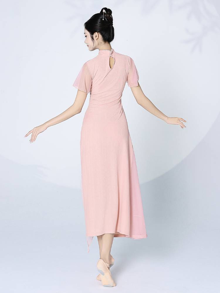 Qiu Xiaomei's new summer choreographer dance costume drifts across the Chinese chorus chorus