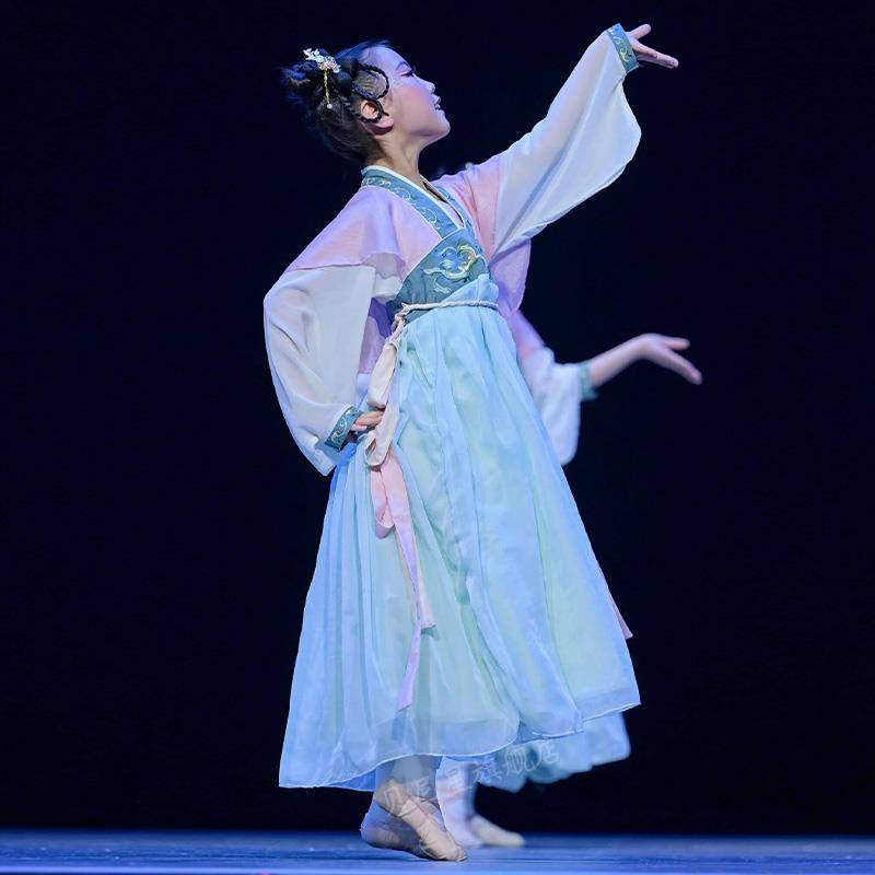 You know, I'm going to perform a classic dance dress for the Chinese girl