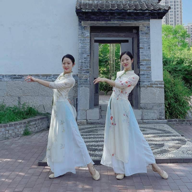 Dancing robes like the classic dance costumes of a young woman in a new high-flag style