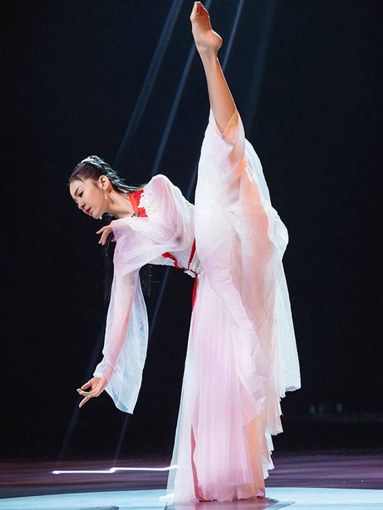 Classical Dance Performance Servant Female Permanent Skirt Drives and Breaks the Waves of the Waves.