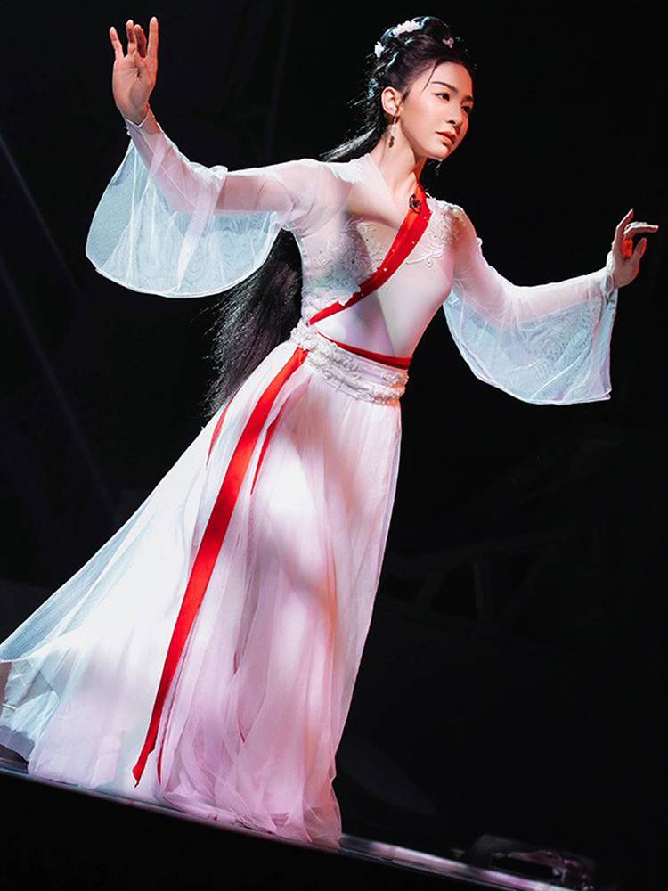Classical Dance Performance Servant Female Permanent Skirt Drives and Breaks the Waves of the Waves.