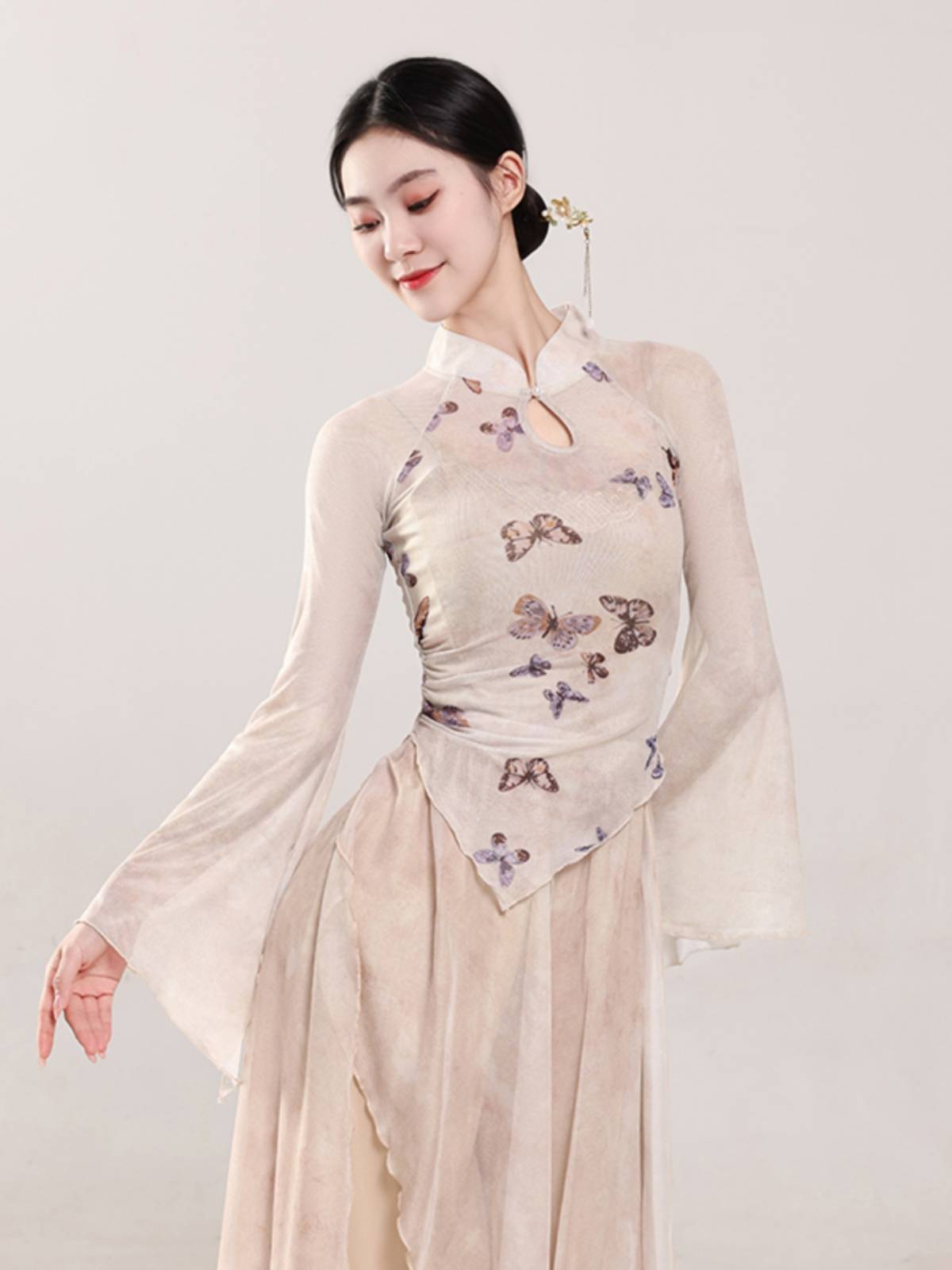 Rental classical dance exercises, female Chinese style embroidery national dance performances showing the rhyme, elegant gauze suit, loan