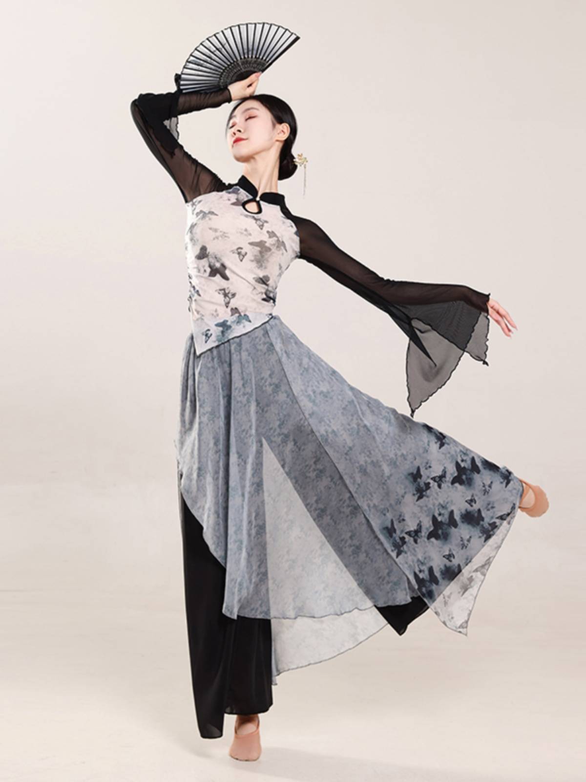 Rental classical dance exercises, female Chinese style embroidery national dance performances showing the rhyme, elegant gauze suit, loan