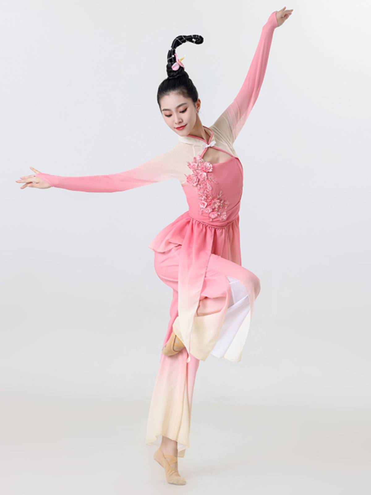 New classical dance performance service girl elegant Chinese dancer Yangge Yangko umbrella dance fan dance independent dance art test dance service
