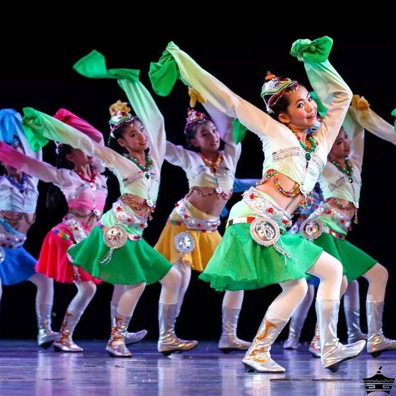 The eighth session of the small lotus style Longdamedo children's performance service classical Tibetan dance service water sleeve national performance service
