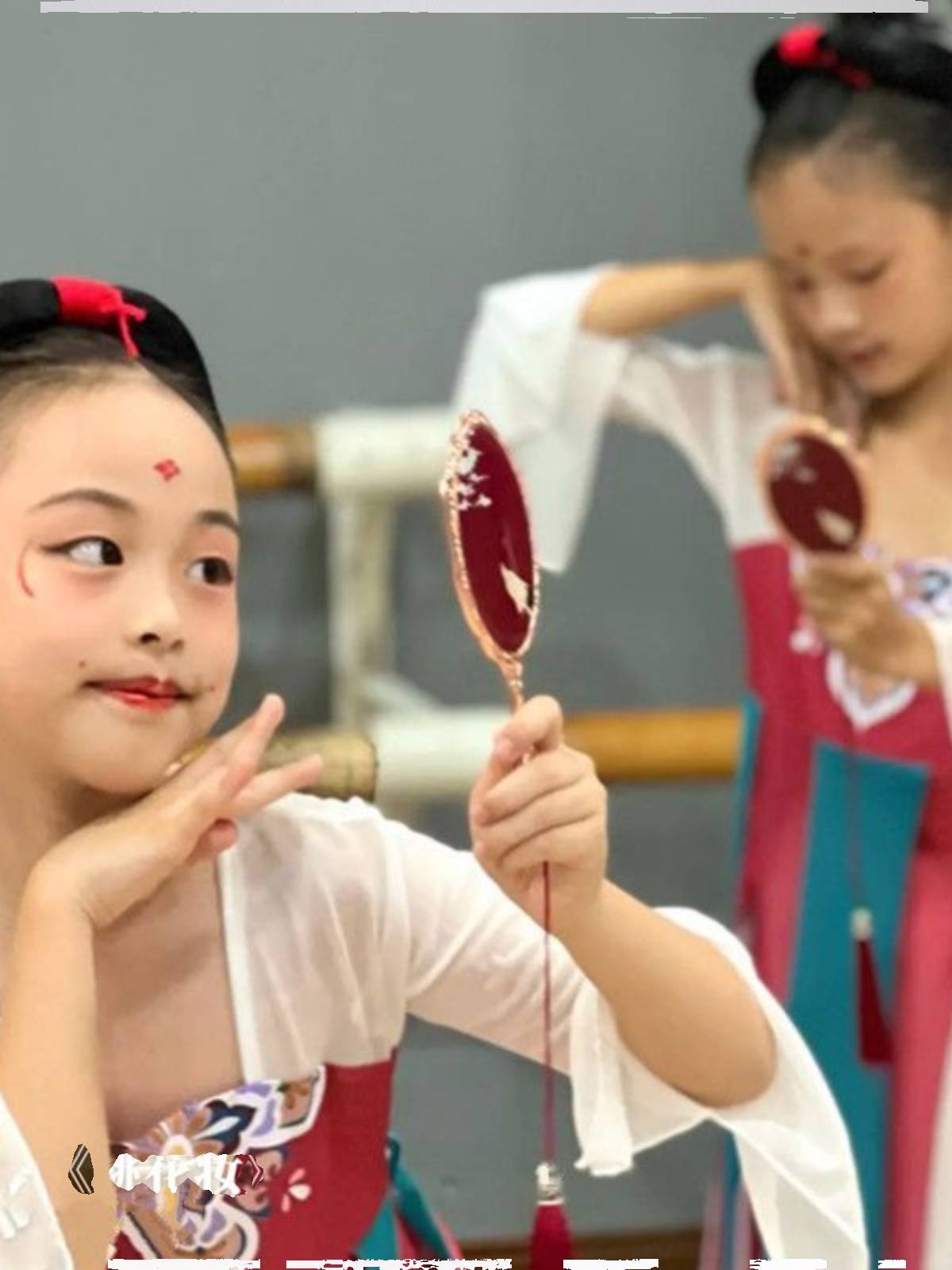 Douyin same peach blossom makeup dance clothing Qiaoyue dressing performance service retro hand holding mirror props classical dance watch show