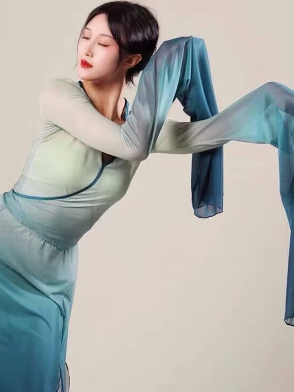 The new green classical dance body rhyme gauze female gradient changing color -changing water sleeve dance clothing fairy and elegant Chinese dance top