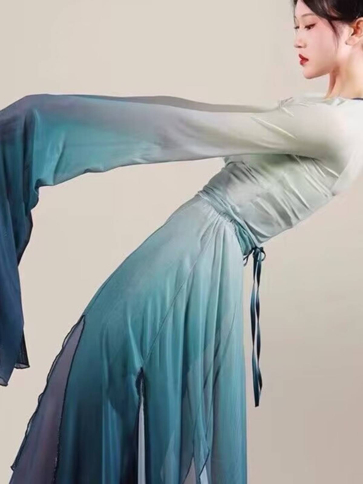 The new green classical dance body rhyme gauze female gradient changing color -changing water sleeve dance clothing fairy and elegant Chinese dance top