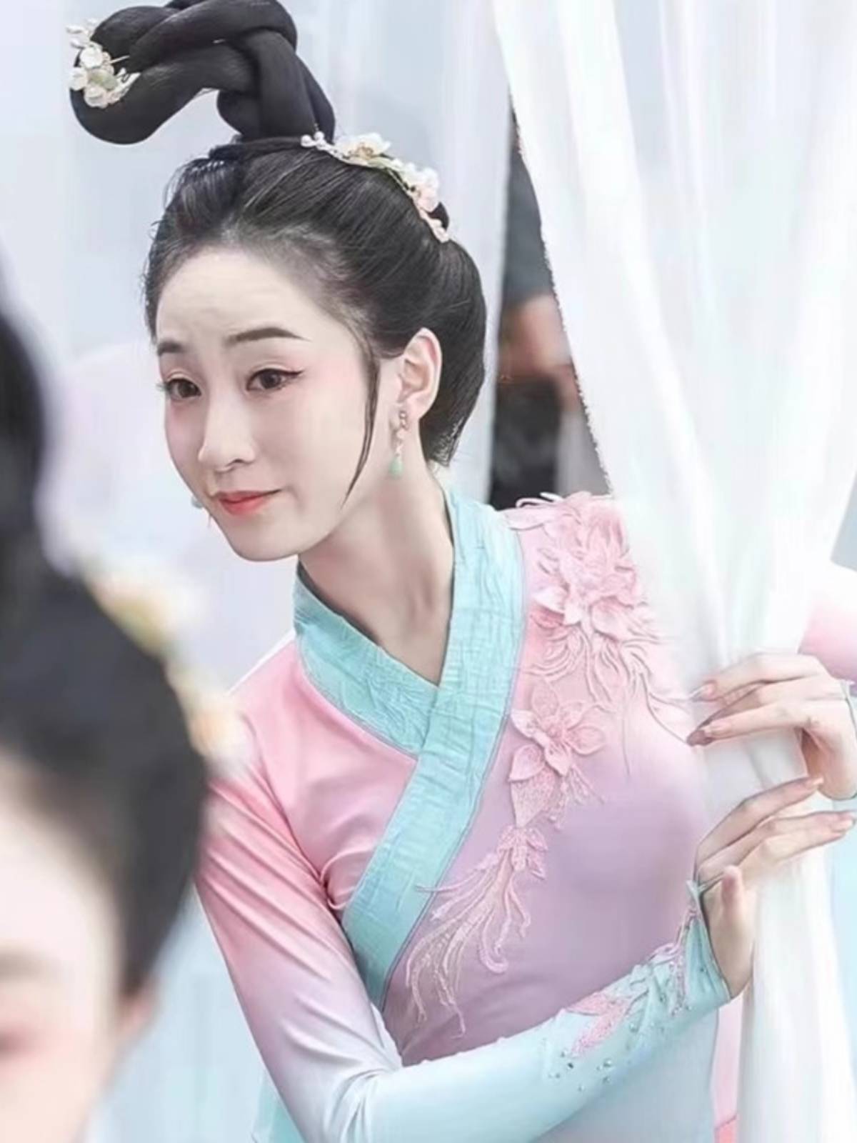 Calling Yuqing Ge Classical Dance Performance Dance Stage Performance Dance Group Dance Art Test Chinese Style Boom Skirts