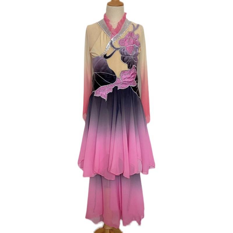 New Tao Li Cup Classical Dance Ai Lian said that the performance of the girl elegant Chinese style dance art test national dance clothing