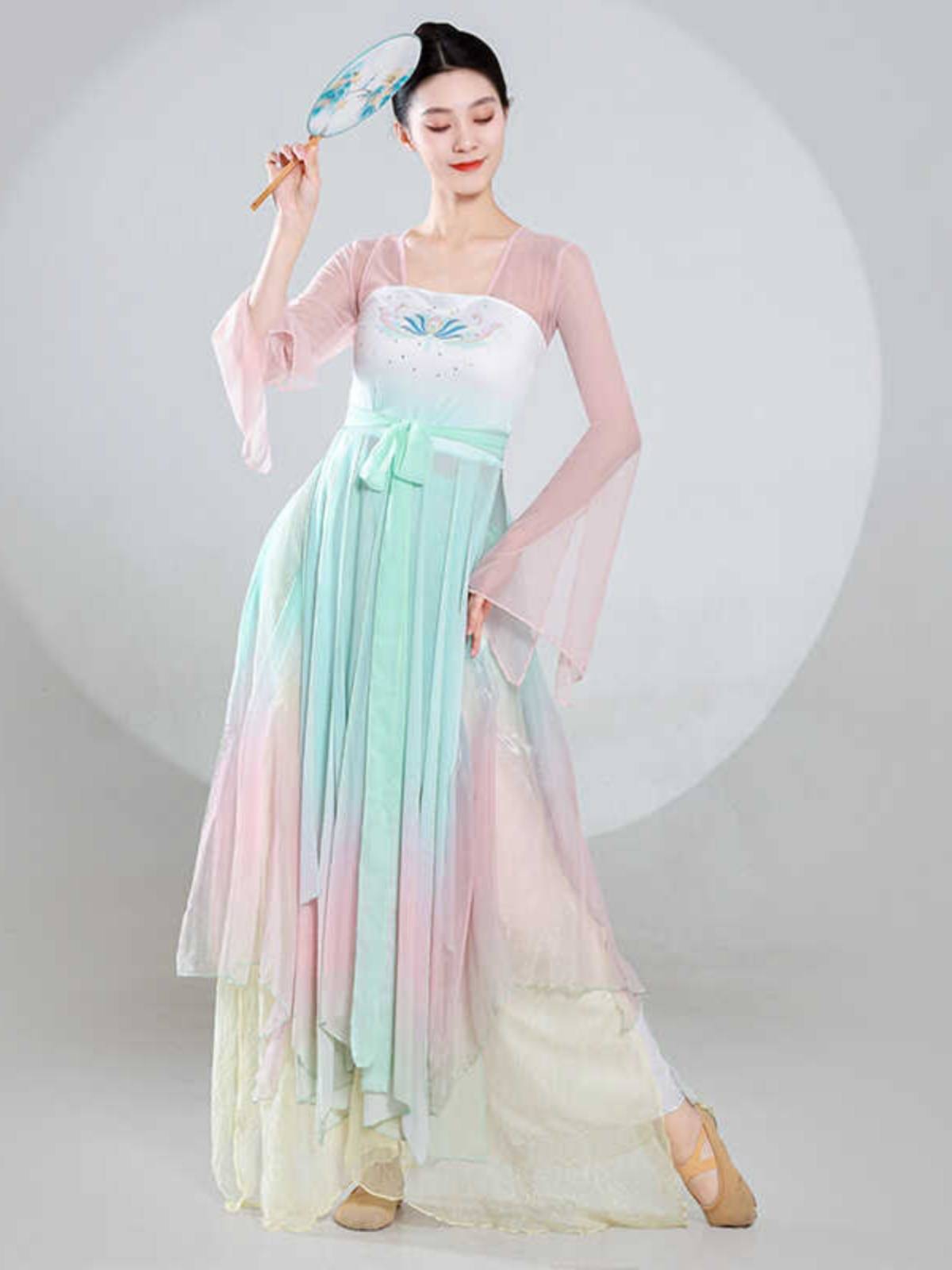 Classical dance watch showing printed elegant dance dance service rhyme yun clothing practice service Chinese dance nation dance performances showing girls