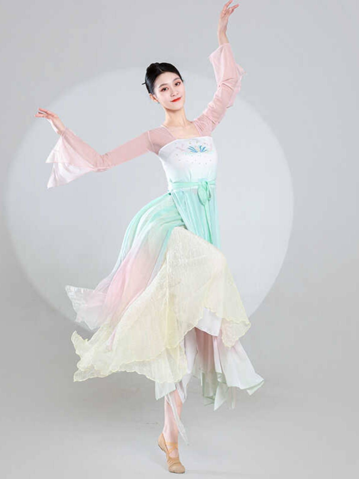 Classical dance watch showing printed elegant dance dance service rhyme yun clothing practice service Chinese dance nation dance performances showing girls