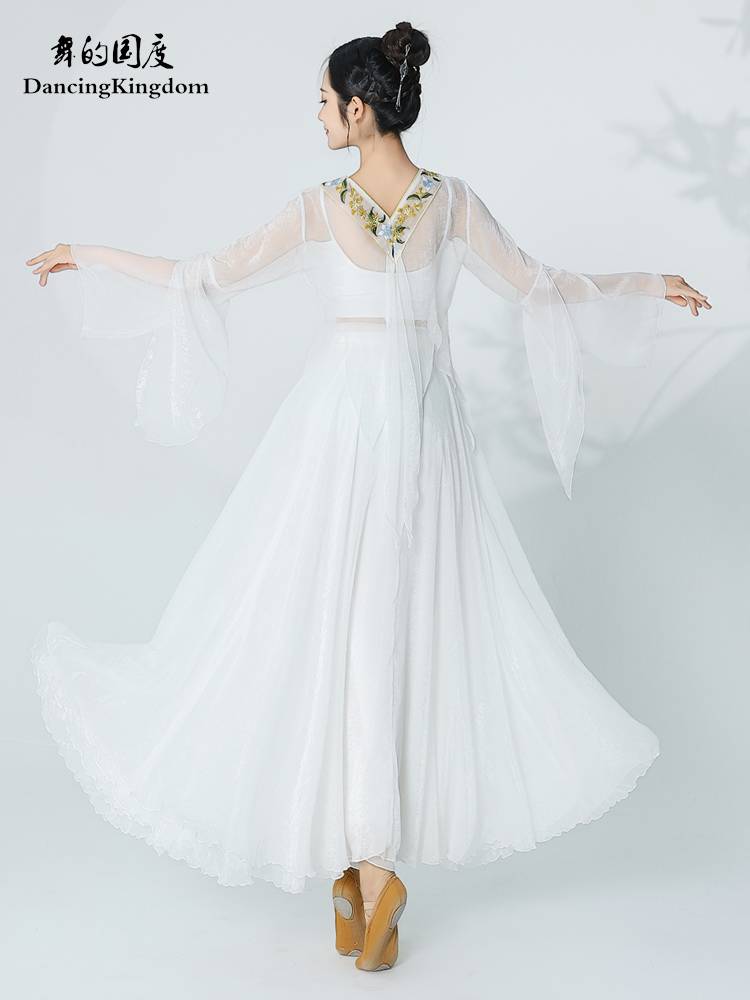 The classical white mythical dance service of the dance dance girl elegant yarn dressing exercise Chinese dance nation dance shows the clothes