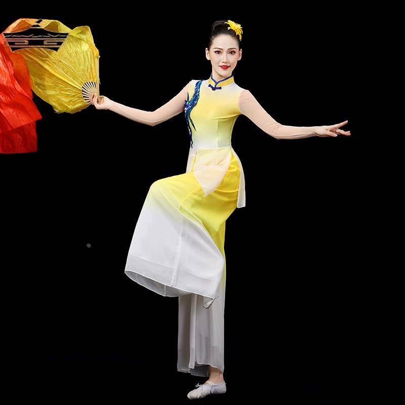 Performing women Classical Dance Yellow River Water from the Passion Plaza in front of my house, fan Yangge, Yangge umbrella dance service
