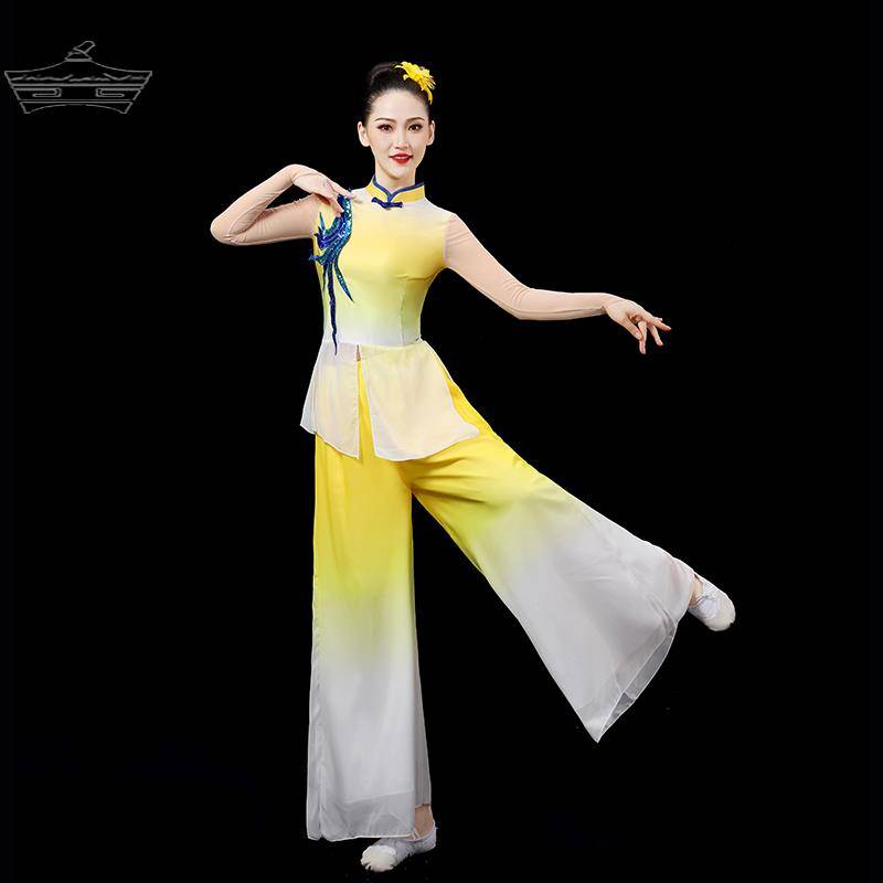 Performing women Classical Dance Yellow River Water from the Passion Plaza in front of my house, fan Yangge, Yangge umbrella dance service