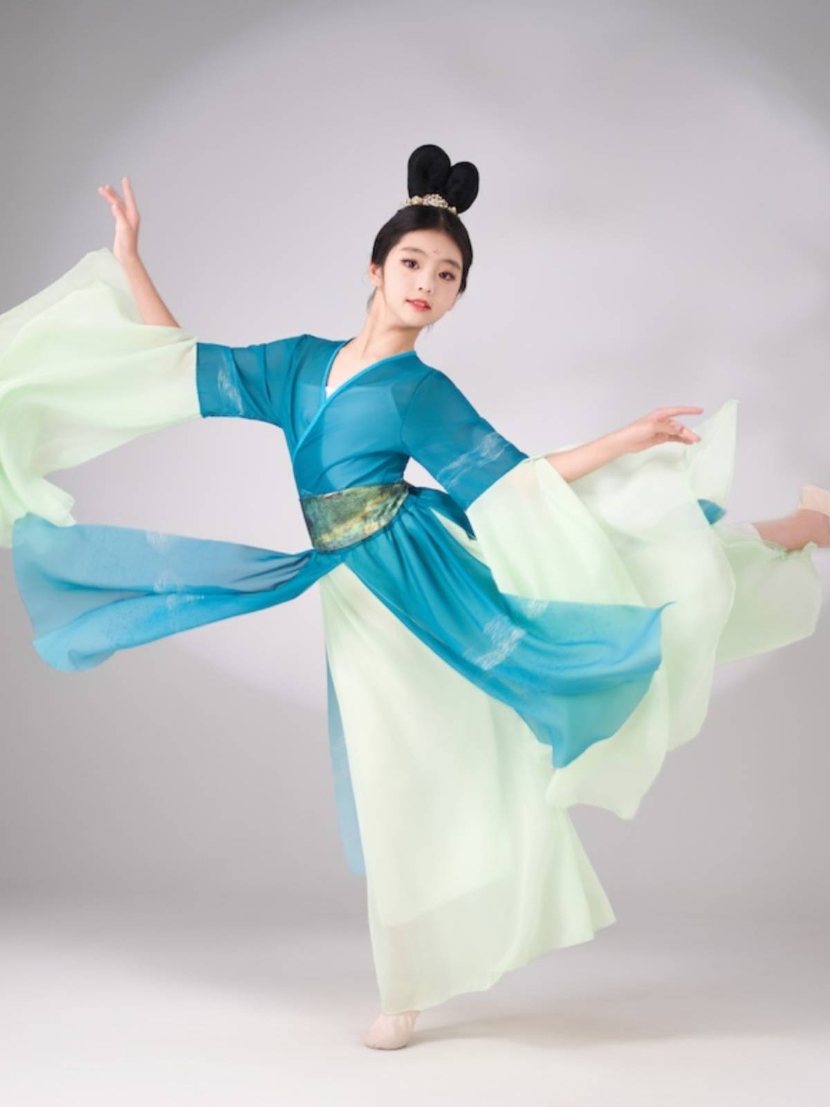 The new Hanfu girl classical gauze practice service shows the Chinese style elegant Han element fan performance clothing