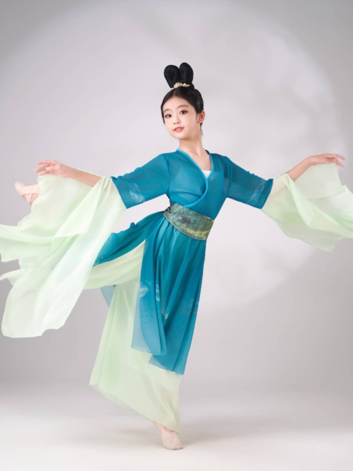 The new Hanfu girl classical gauze practice service shows the Chinese style elegant Han element fan performance clothing