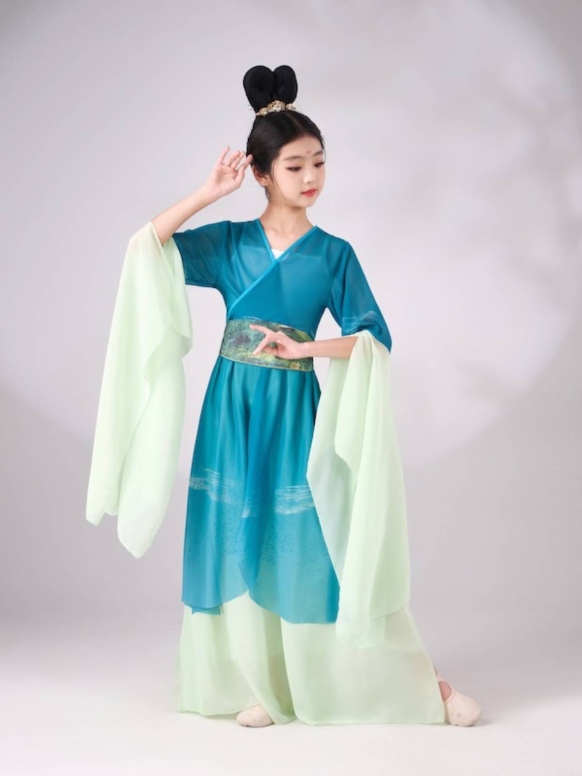 The new Hanfu girl classical gauze practice service shows the Chinese style elegant Han element fan performance clothing