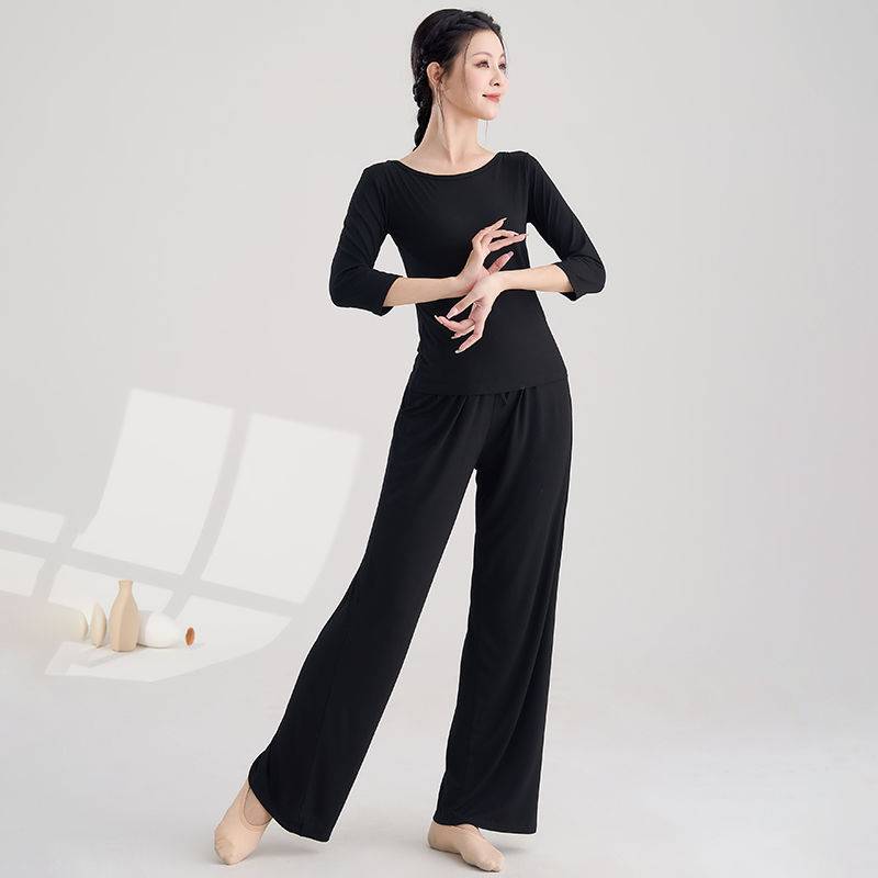 Modale dances in broad-legged pants