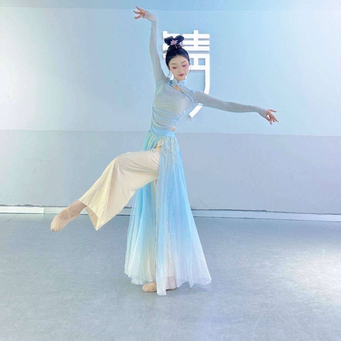 Classical dance suit