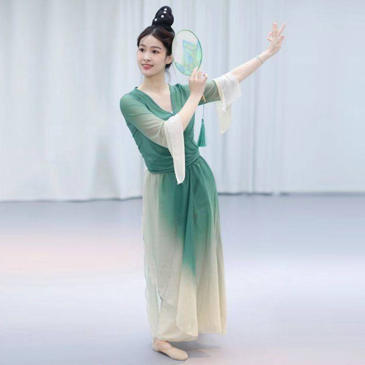 Intoxicated Qingbo plays in the classic blue-dressed Chinese dance competition