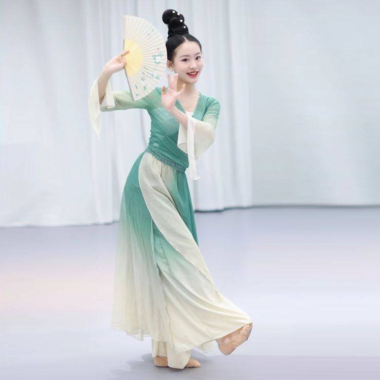 Intoxicated Qingbo plays in the classic blue-dressed Chinese dance competition