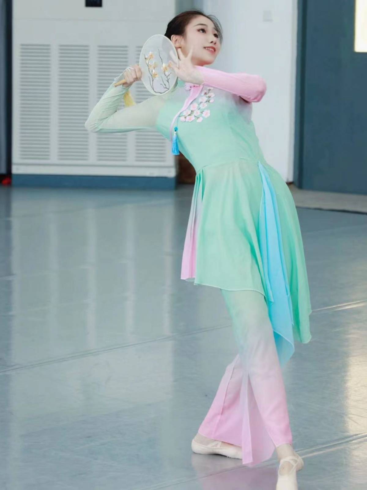 Light makeup and thick wipes are always suitable for dance and clothing female classical dance art test performance service Jiaozhou Yangge group fan dance new model