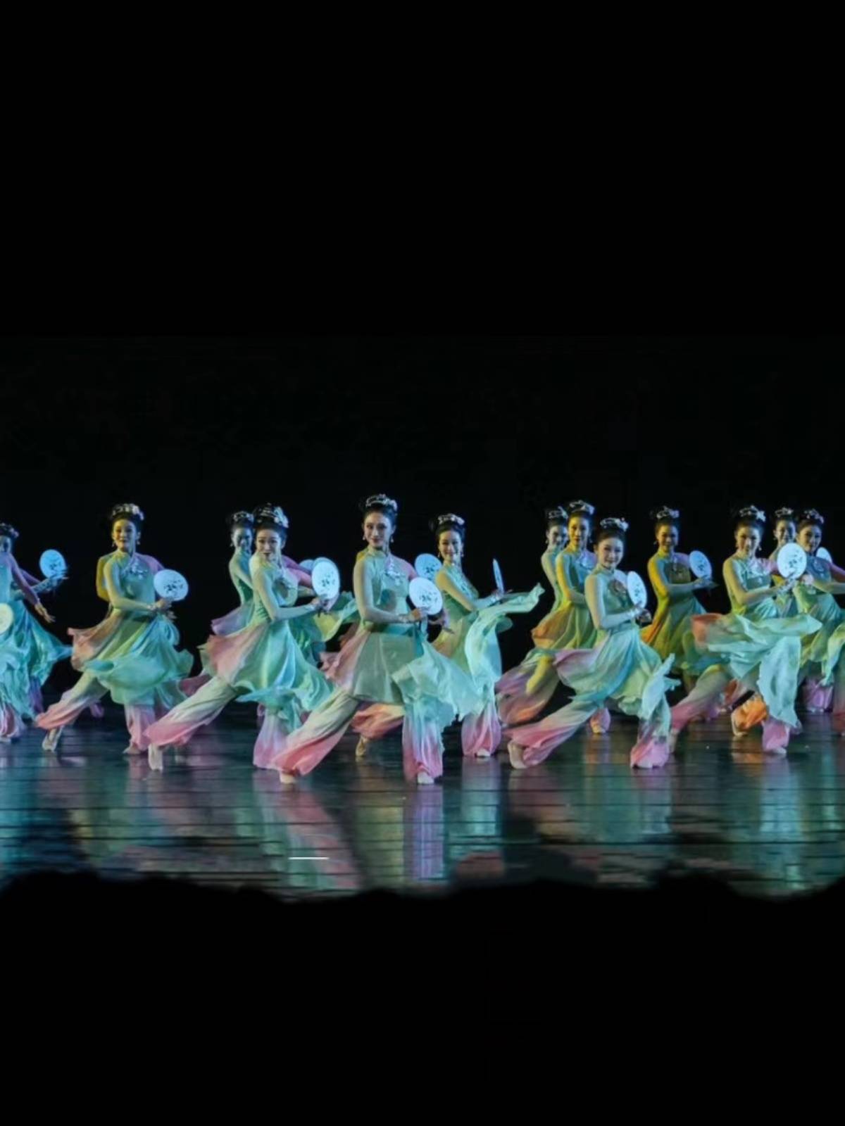 Light makeup and thick wipes are always suitable for dance and clothing female classical dance art test performance service Jiaozhou Yangge group fan dance new model