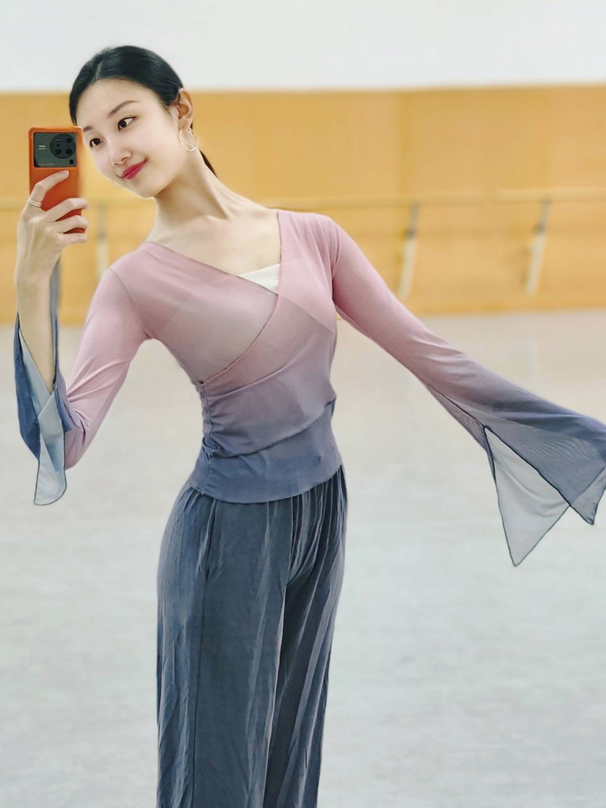 Born classical dance exercises, body rhyme clothes, gauze, Chinese dance dance clothing, female elegant top dressing show show