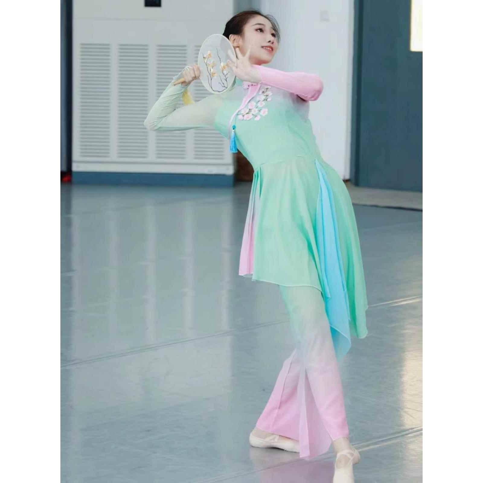 Light makeup and thick wipes are always suitable for dance and clothing female classical dance art test performance service Jiaozhou Yangge group fan dance new model