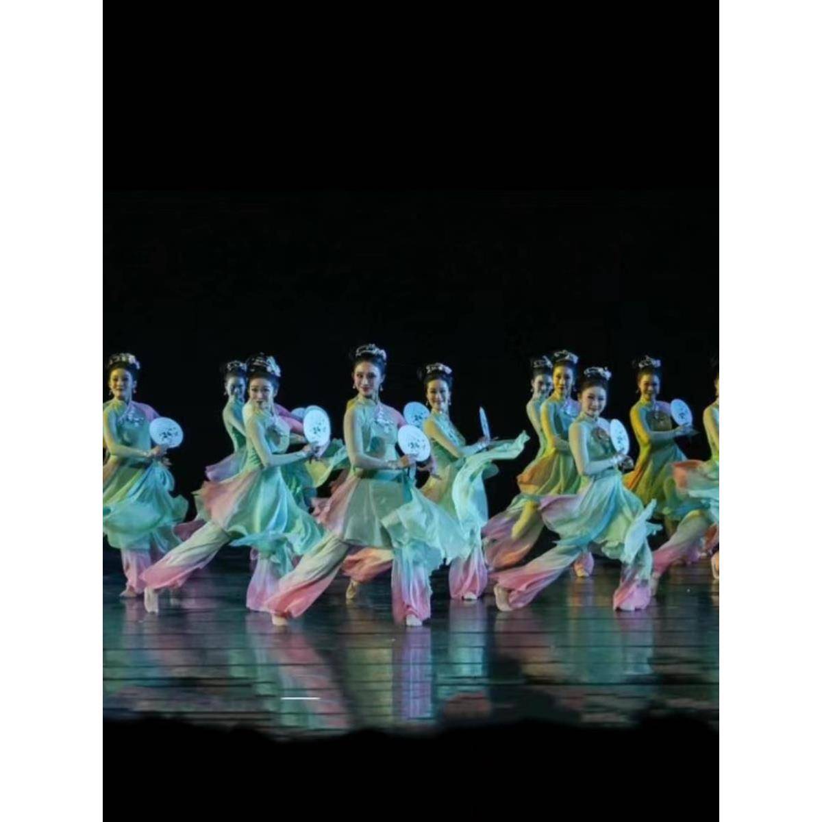 Light makeup and thick wipes are always suitable for dance and clothing female classical dance art test performance service Jiaozhou Yangge group fan dance new model