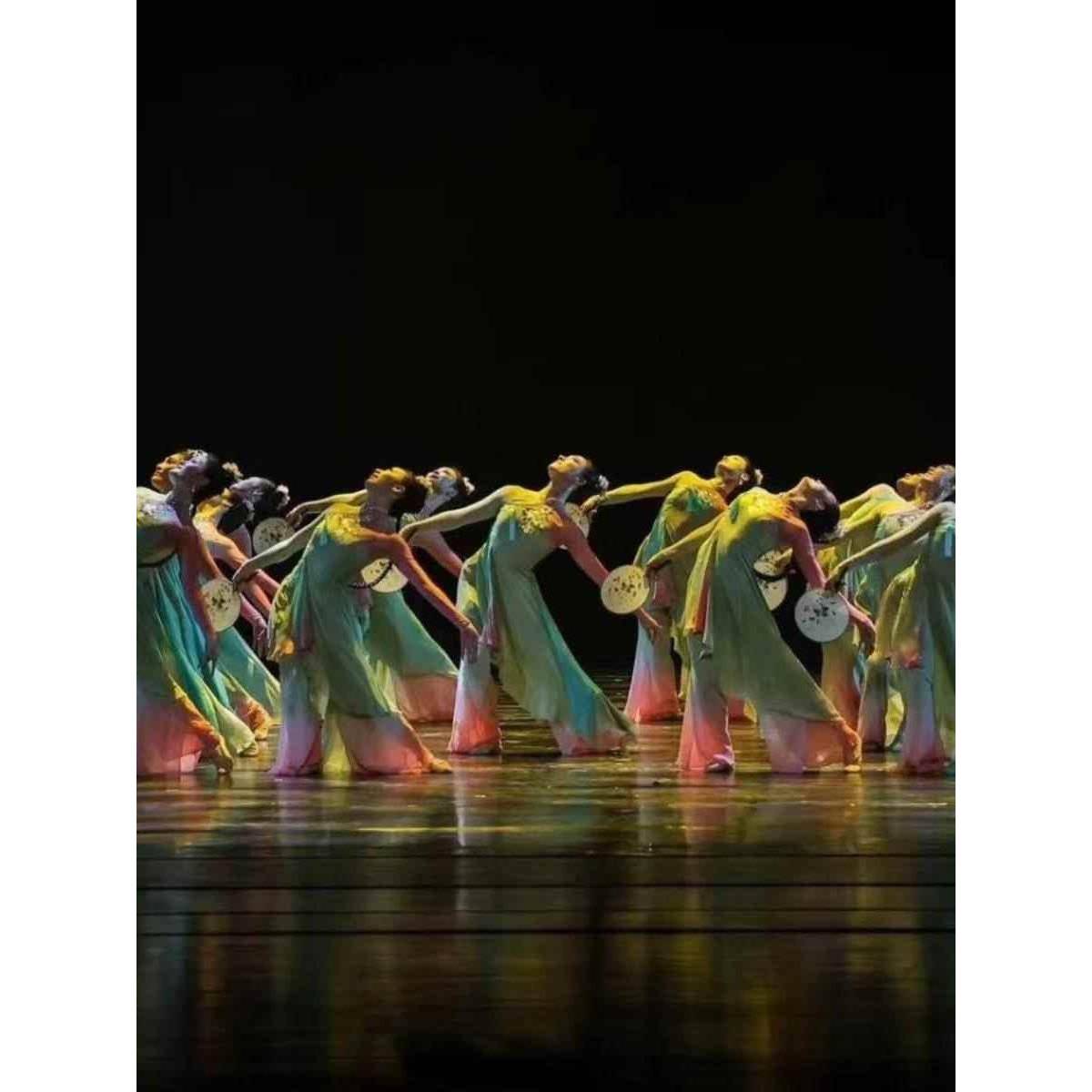 Light makeup and thick wipes are always suitable for dance and clothing female classical dance art test performance service Jiaozhou Yangge group fan dance new model