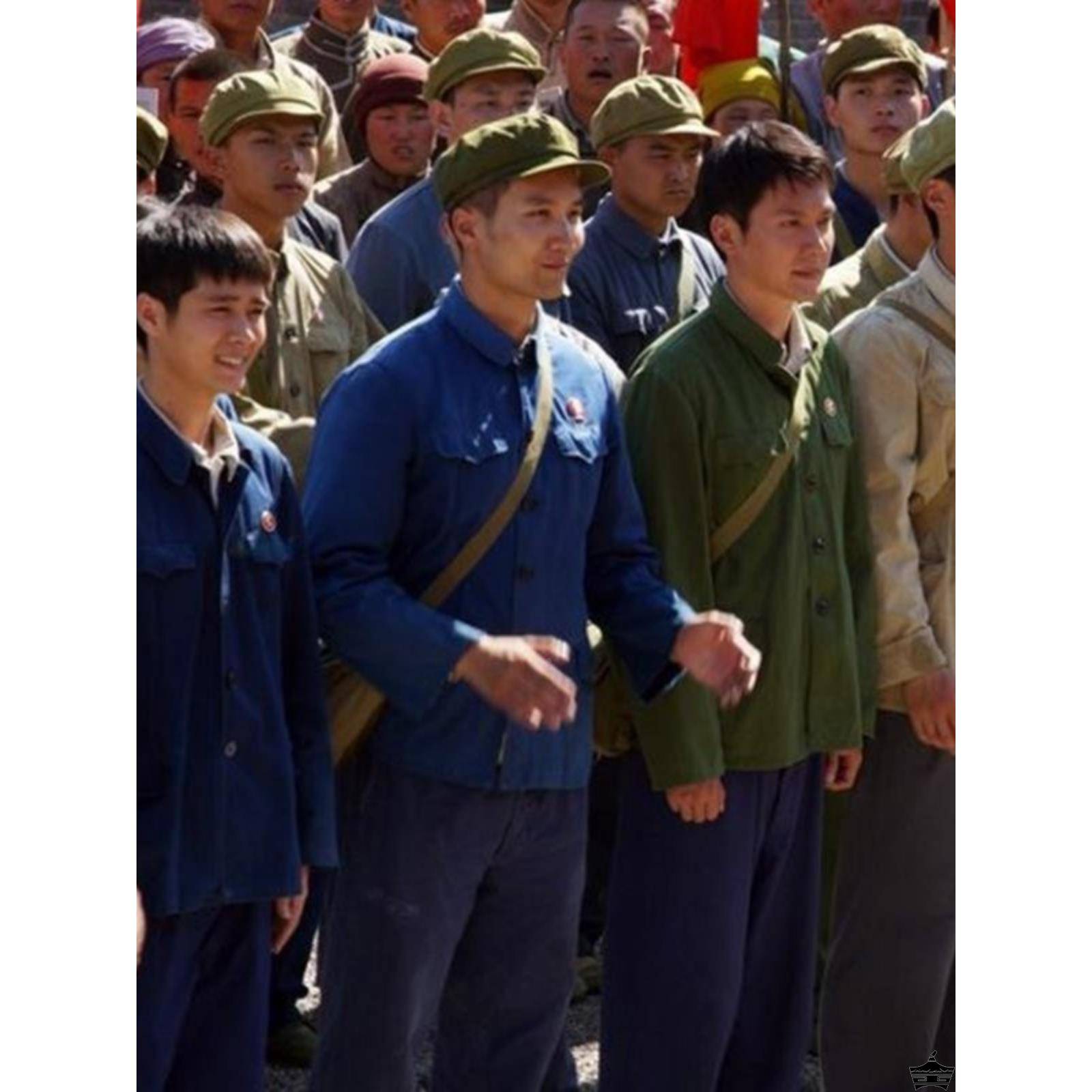 In the 1980s, nostalgic 70 retro farmers male workers drama drama lived to Yang dance in the sun.
