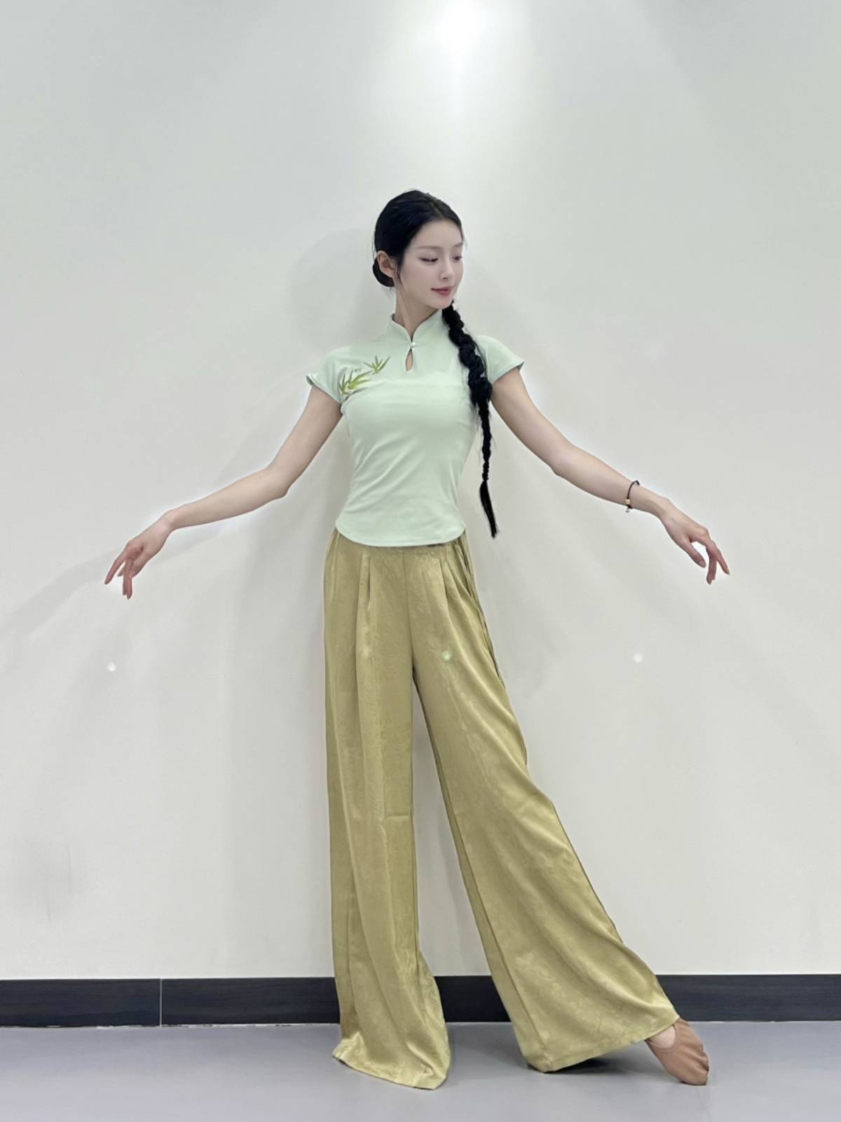 Modern dance exercise girl teacher teacher teacher summer new body clothes slim classical dance clothing new Chinese dance top