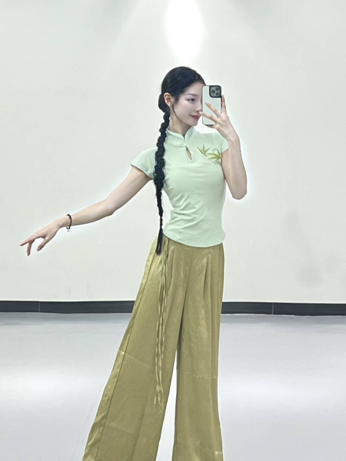 Modern dance exercise girl teacher teacher teacher summer new body clothes slim classical dance clothing new Chinese dance top