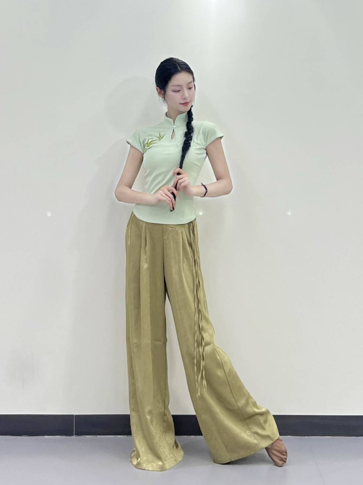 Modern dance exercise girl teacher teacher teacher summer new body clothes slim classical dance clothing new Chinese dance top